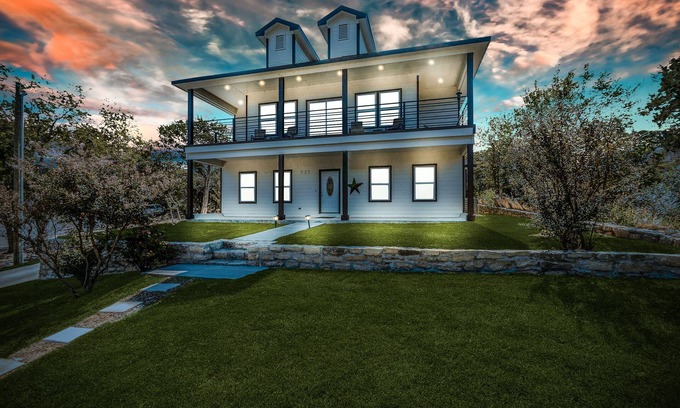 Granbury House | Charming Granbury Home Steps to Lake with Game Room!