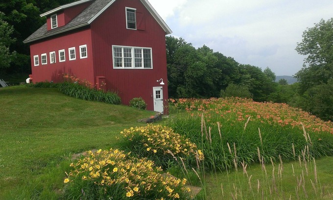 Corinth House | Idyllic Guest House on 100+ Acres with Pool & Breakfast