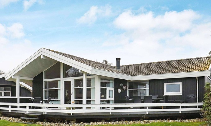 Vemmenæs House | Spacious 6-Person Holiday Home with Oceanfront Views