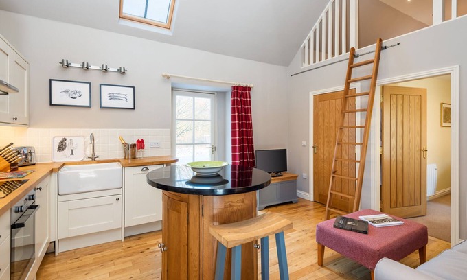 Cupar House | Indulge in Hayshed Cottage with Hot Tub near St Andrews