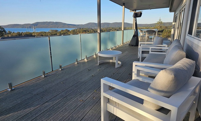 Coomba Park House | Luxury Hidden Lakeside Gem that fits the whole family!