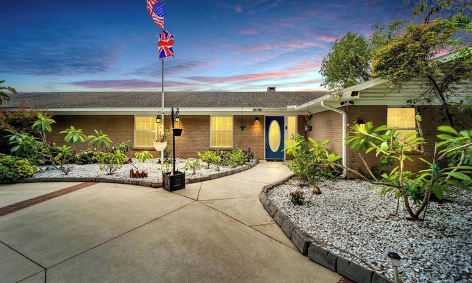 Seffner Community Alliance House | Luxury Hideaway - Lakefront - Pool & Games