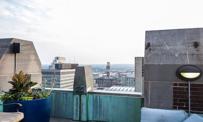 Downtown Baltimore Condo | Stylish High Rise Condo with Pool in Downtown Baltimore