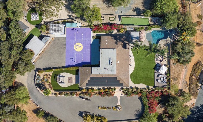Felicita House | Exclusive Hilltop Retreat with Game Room and Ocean View