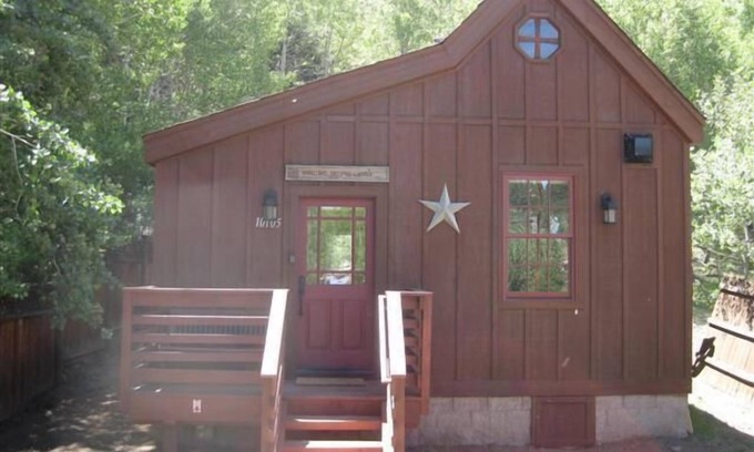 Truckee Cabin | Historic Truckee River Cabin with Spa & Lake Views