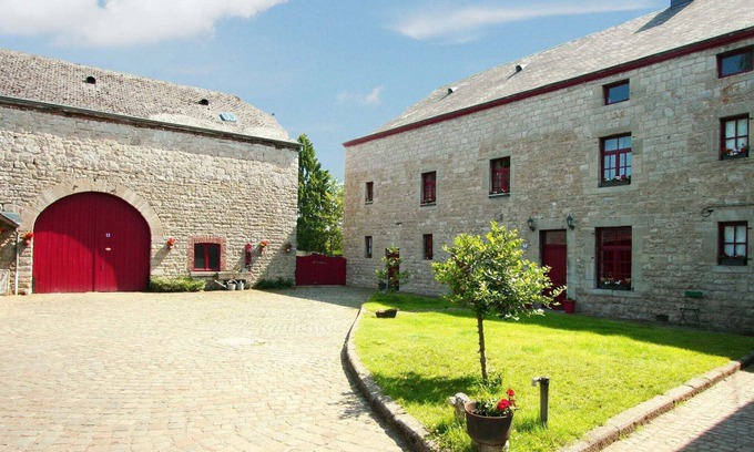 Monville House | Exclusive Holiday Home in Melreux-Hotton with Sauna & Pool