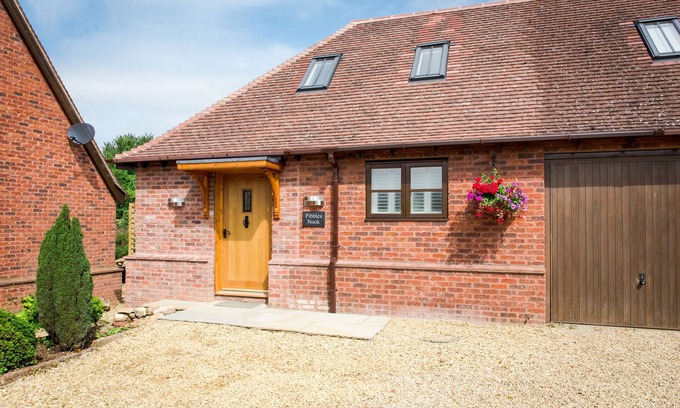 Empingham Cottage | Idyllic Holiday Retreat by Rutland Water with Breakfast