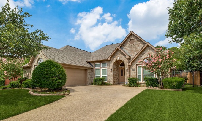 North Arlington House | Indulge in Comfort Near Cowboy Stadium & Six Flags