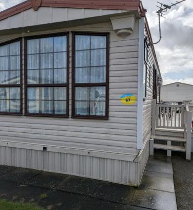 Ingoldmells Apartment | Cozy Oceanfront Caravan: Your Home Away from Home