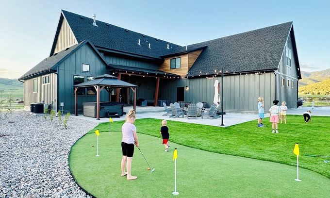 Lava Hot Springs House | Modern Farmhouse with Hot Tub, SportCourt & Family BunkRoom