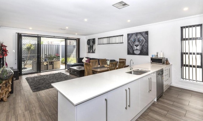 Christies Beach House | Elegant Retreat at Christies Beach: 4-Star Family Comfort