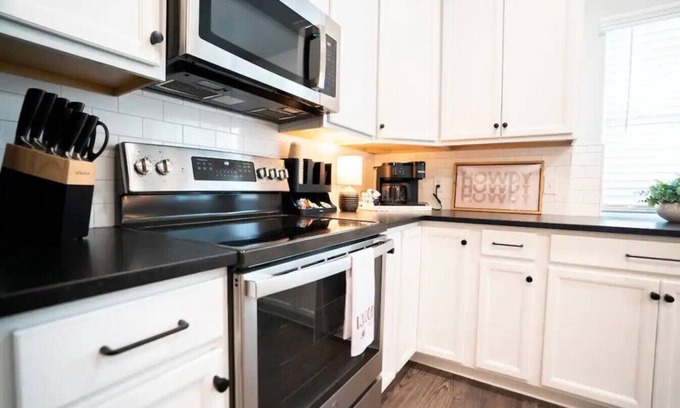 College Station House | Luxury Home Near Kyle Field & Expo Center