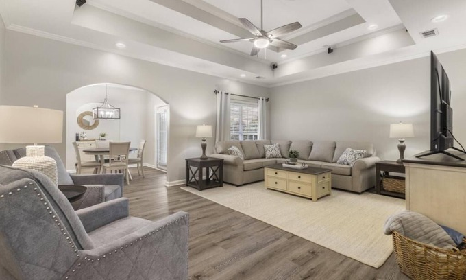 Opelika House | Ideal Retreat for Game Day, Golf & Pickle-Ball Weekends