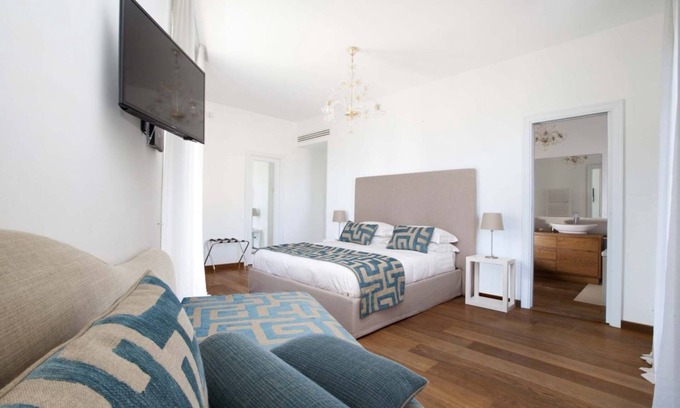 Sorrento Historic Centre Apartment | Seaside Retreat: Top-Rated Home with Jacuzzi & Spa Amenities