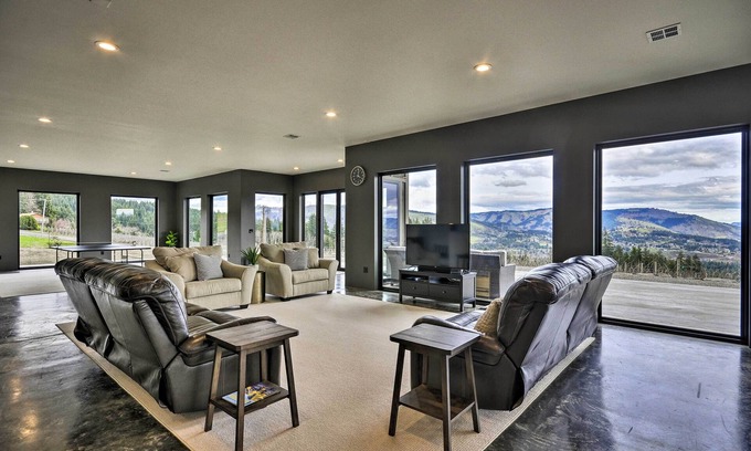 Underwood House | Elegant Home with Scenic Views - Near Columbia River