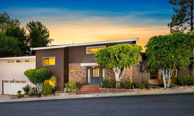 Eagle Rock House | Elegant Home with City Views - Ideal for Families & Pets