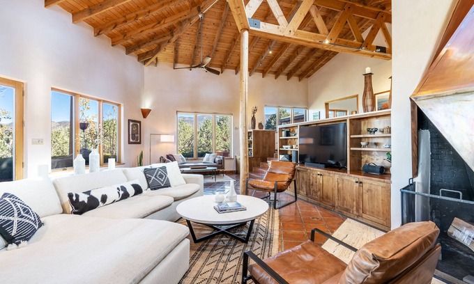 Chupadero House | Architectural Gem with Spa & Pet-Friendly in the Foothills