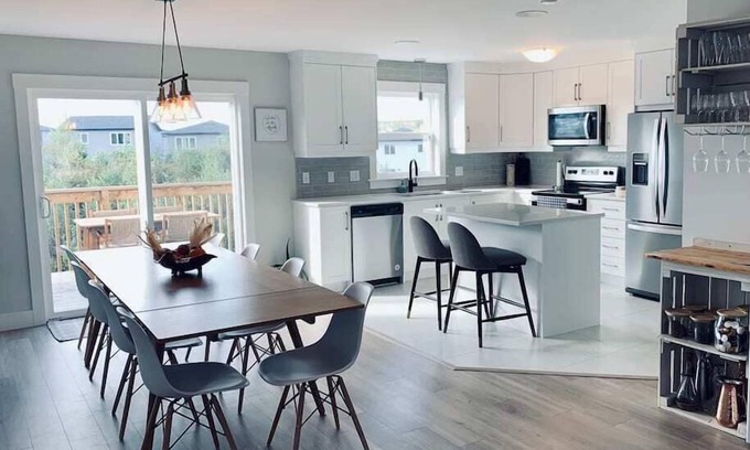 Halifax House | Luxury Home with Gym, Sauna & Patio - Guest Rated 10/10