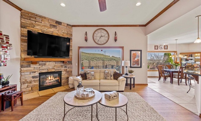 South Richland House | Idyllic Home with Pool & Mountain Views Near Trails