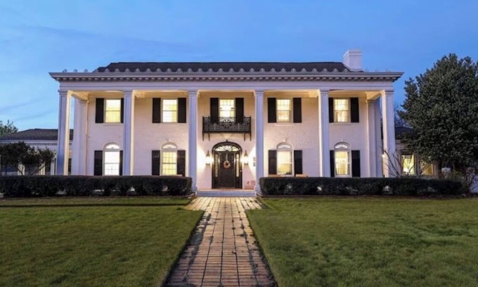 Forest Lake Bed & Breakfast | Luxury Home with Six bBedrooms and Seven Bathrooms one mile from the University of Alabama.