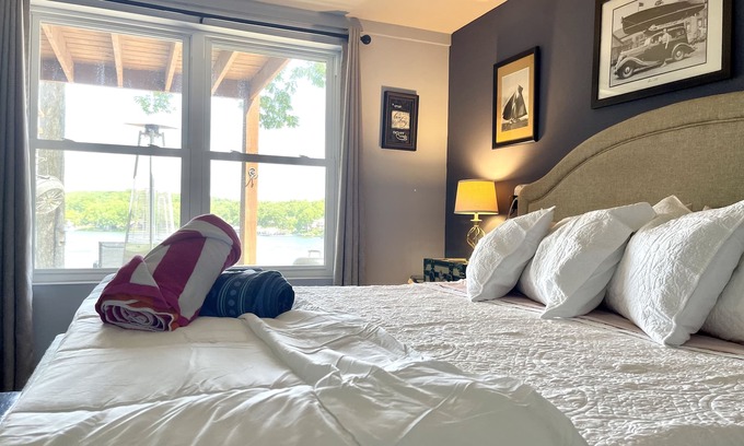 Sunrise Beach Apartment | Romantic Honeymoon Getaway with Hot Tub & Lake Access