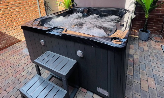 Stanmore Apartment | Luxury Hot Tub Apartment With Private Garden