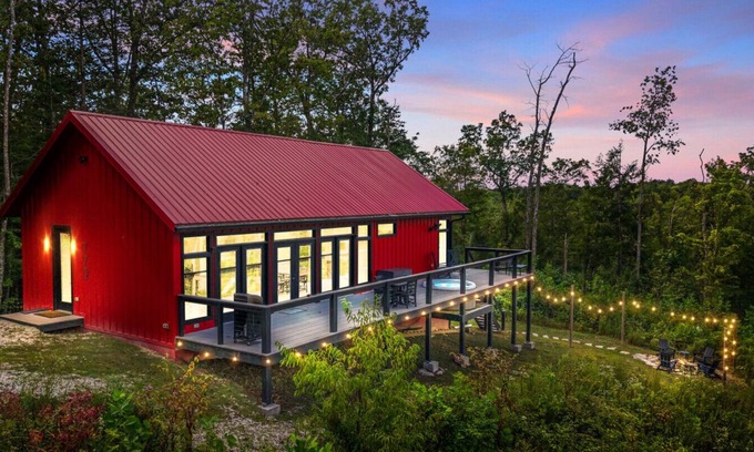 Campton Apartment | Secluded Red River Barnhouse with Hot Tub & Free WiFi
