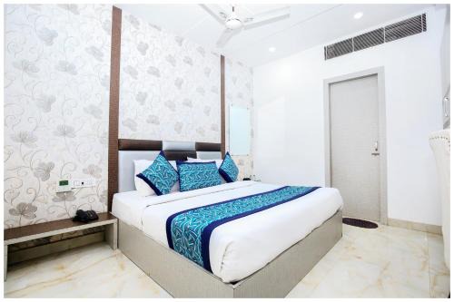 Amritsar Hotel | LUXURY HOTEL " A STAR " 50 Meter From Golden Temple Amritsar & Jallianwala Bagh - Providing Fully Air Conditioned & Spacious Rooms With Free Wi-Fi - Restaurant And Free Parking Available - A Luxurious Hotel in Amritsar