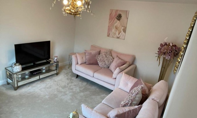 East Kilbride House | Elegant House Retreat with Child-Friendly Amenities