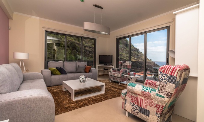Tabua House | Elegant House with Kitchen, Private Parking & High Ratings
