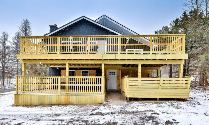 Tannersville House | Ultimate Retreat with Hot Tub, Sauna & Game Room for 36