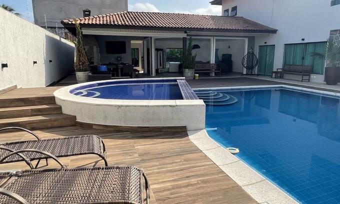 Jardim Centenario House | Spacious House in Enseada with Pool - Perfect for Groups