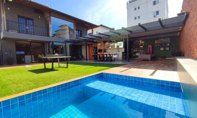Castelo House | Indulge in a Poolside Getaway with Gourmet Amenities