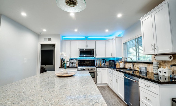 Canoga Park House | Elegant House with Pool and Gym for Memorable Getaways