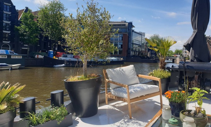 Nieuwmarkt en Lastage Boat Rental | Exceptional Houseboat in Amsterdam Center with Pool & Breakfast