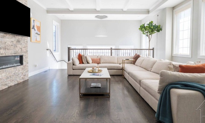 Grand Boulevard House | Hyde Park Haven: Family-Friendly Retreat with Spa & Pets Welcome