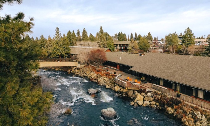 Boyd Acres Apartment | Luxury in Bend, OR | Guestroom + Nature Experience