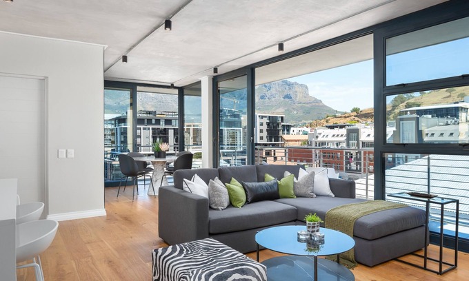 Cape Town City Centre Apartment | Indulge in De Waterkant: Breathtaking Mountain Views Await
