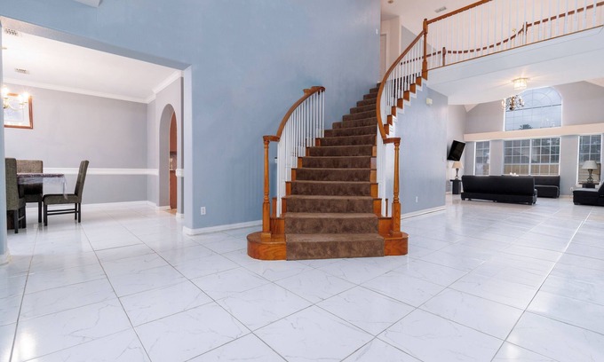 Mission House | ~ Luxury~In Ground Pool~Spacious~Grill~Sleeps 16~King bed~5 BR~Rare~Smart TV