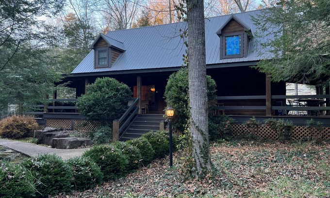 Byrdstown Cabin | Nature Escape: Log Cabin with Ocean View & 9.8 Rating