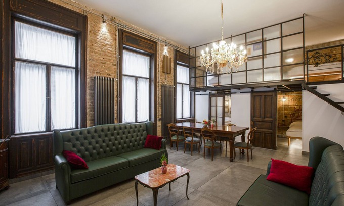 Palace District Apartment | Perfect Downtown Retreat for Groups with Spa & Breakfast