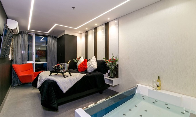 Las Lomas I Hotel | Indulge in a Junior Suite with Jacuzzi and Ocean View