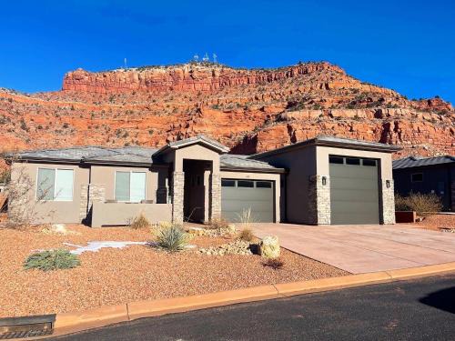 Kanab House | Luxury Kanab Utah Family Home with Amazing Views Pool Gym