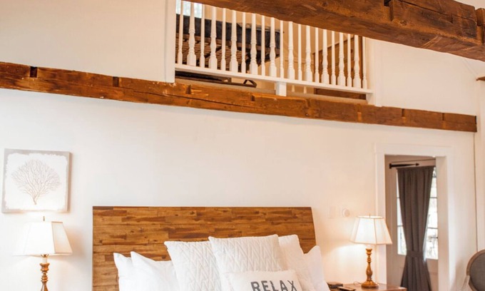 West Dover Resort | Cozy King Cottage with Loft & Private Entrance - Rated 9.8