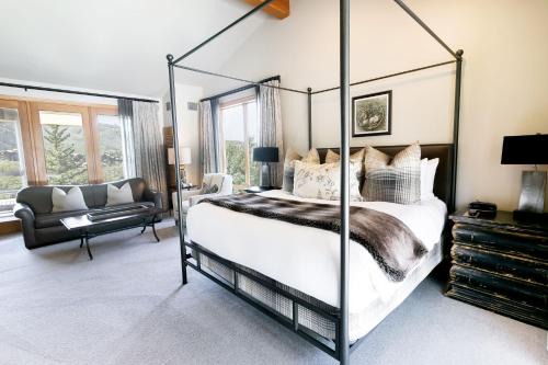 Deer Valley Hotel | Mountain View King Room with Hot Tub for Family Getaways