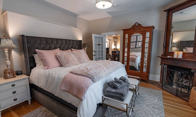 Canon City Apartment | Elegant King Suite in the Heart of Royal Gorge Region
