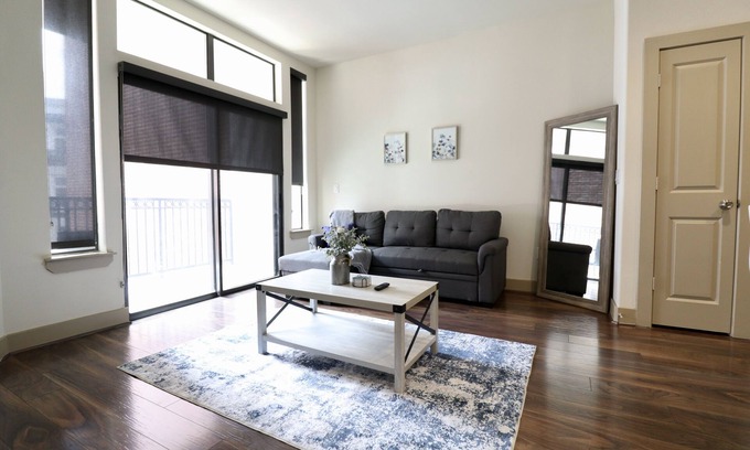 Midtown Apartment | Elegant King Suite with Pool and SkyLounge for Families