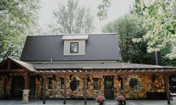 Kingsville House | Elevated Kings Heritage House with Pool and Lake Views