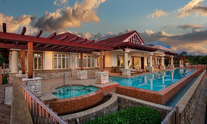 Kailua-Kona Villa | Indulge at Kona Mansion: Infinity Pool & Ocean Views