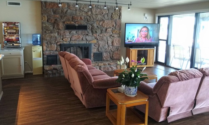Afton Resort | Exceptional Lakefront Retreat with Pool and Ocean Views